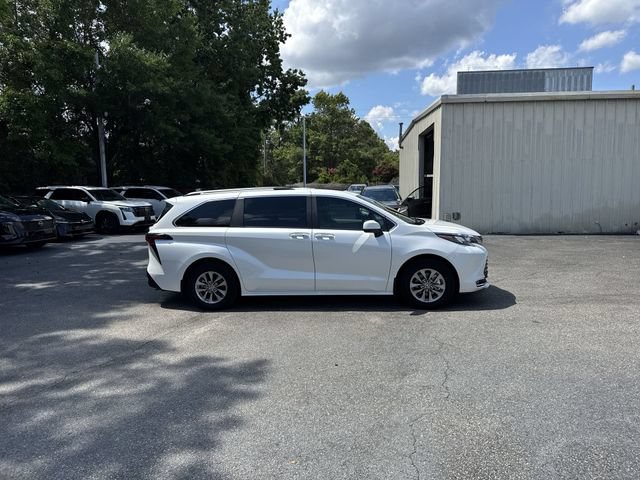 Used 2024 Toyota Sienna XLE FWD image 4
