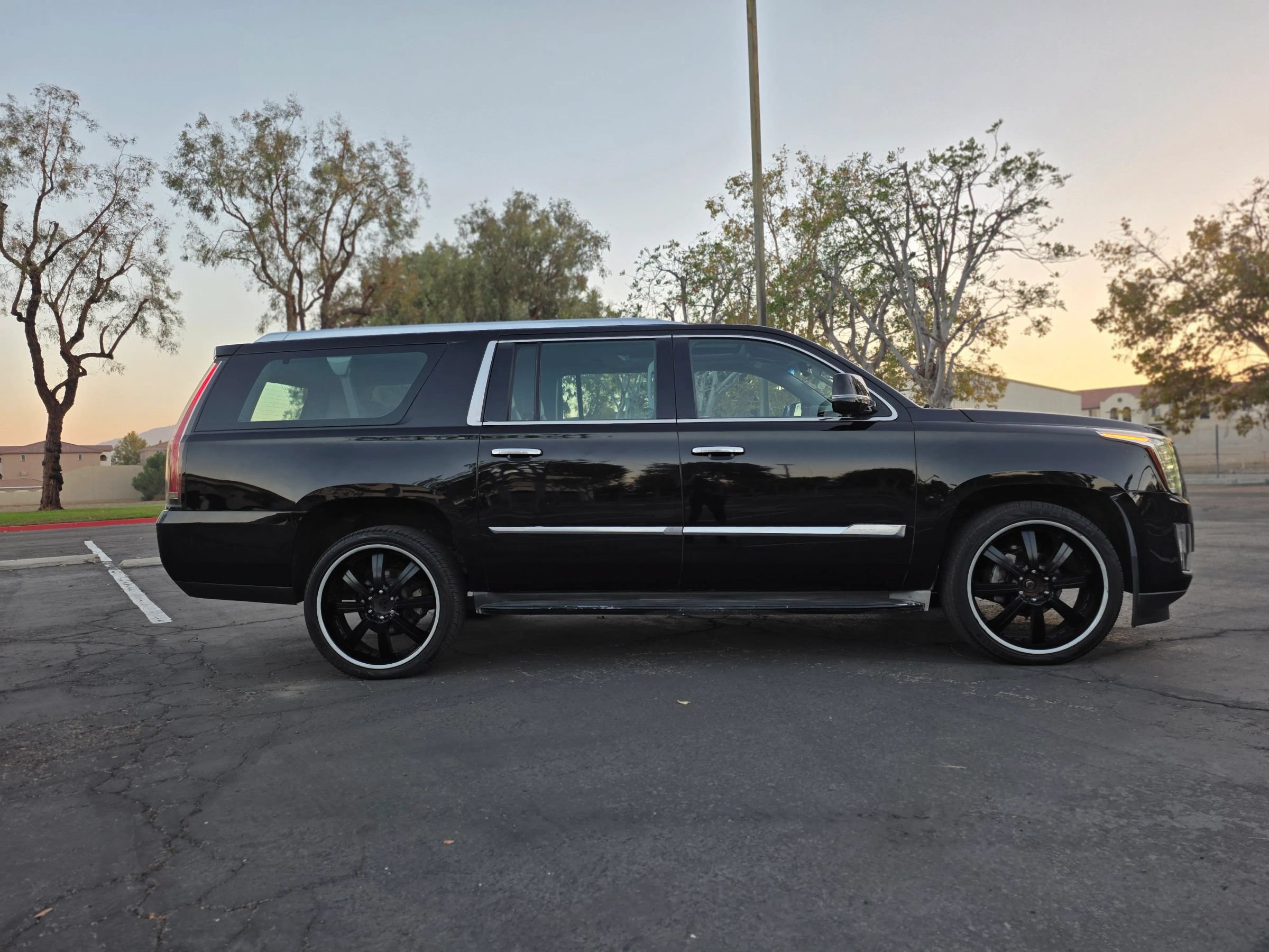 Used 2015 Cadillac Escalade ESV Luxury AWD/4WD image 11
