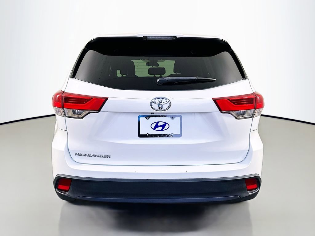 Used 2017 Toyota Highlander LE image 6