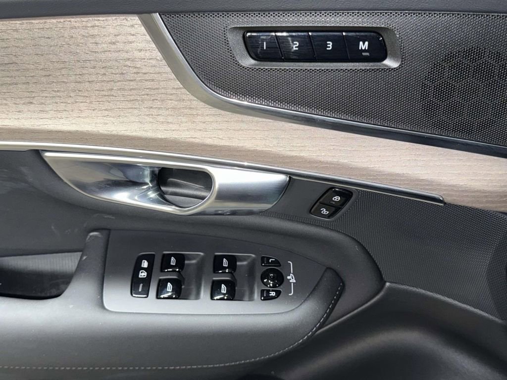 Used 2025 Volvo XC90 B6 Plus image 21