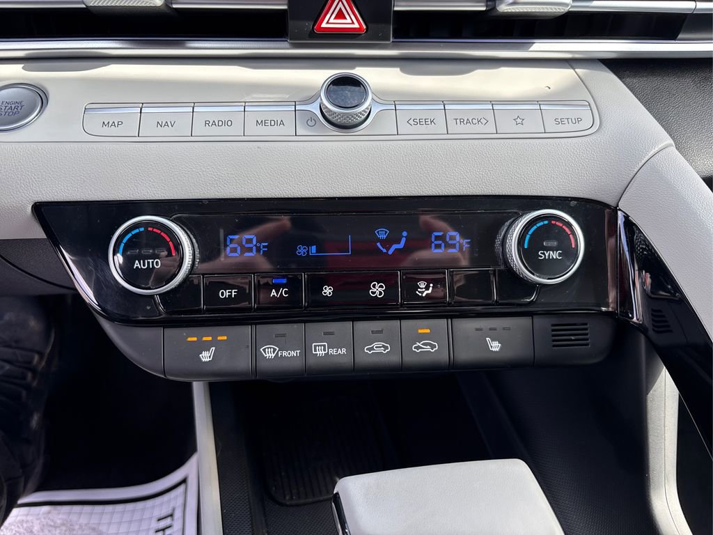 Used 2025 Hyundai Elantra Limited image 29