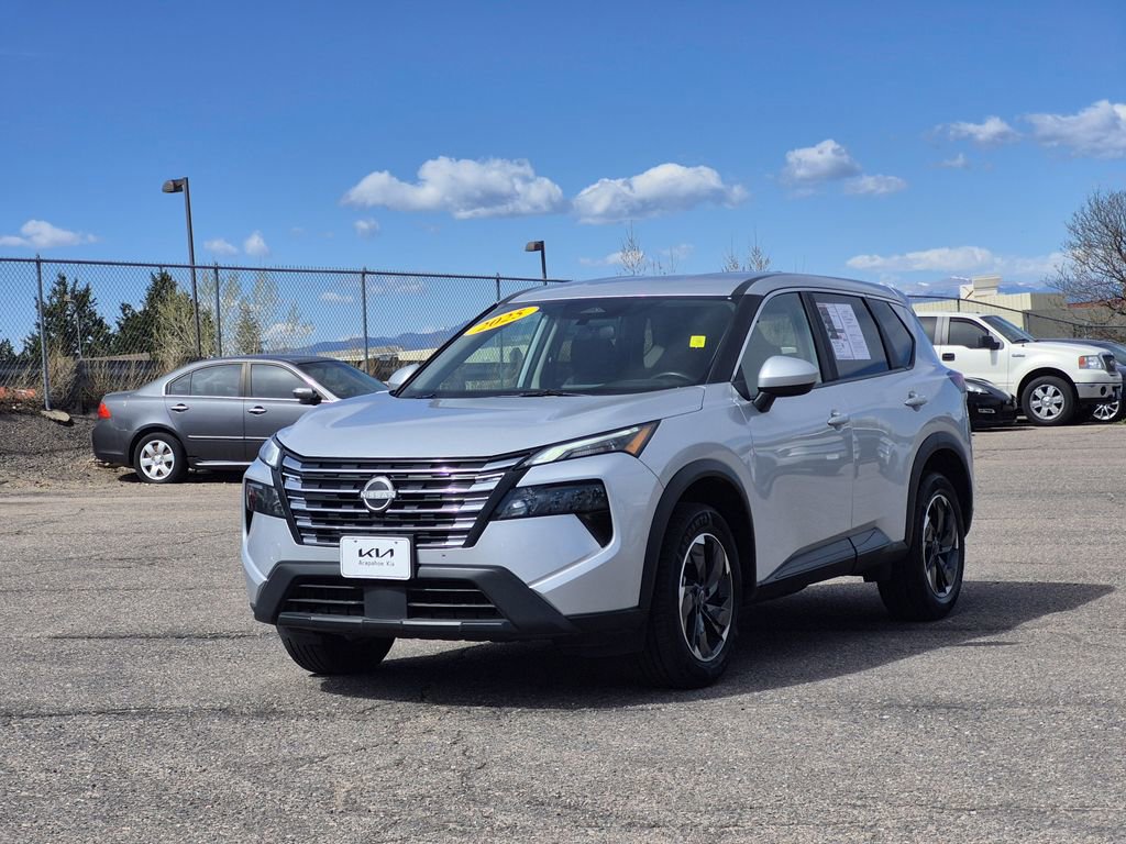 Used 2025 Nissan Rogue SV image 4