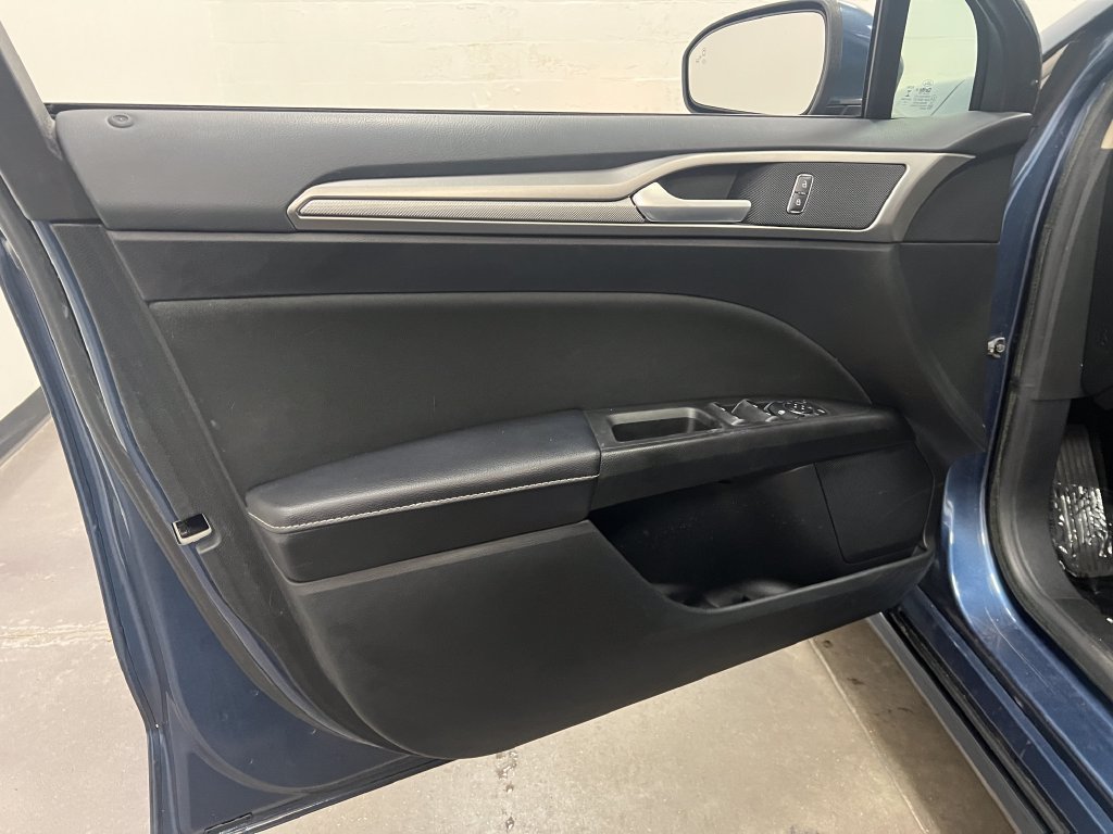 Used 2019 Ford Fusion SE FWD image 12
