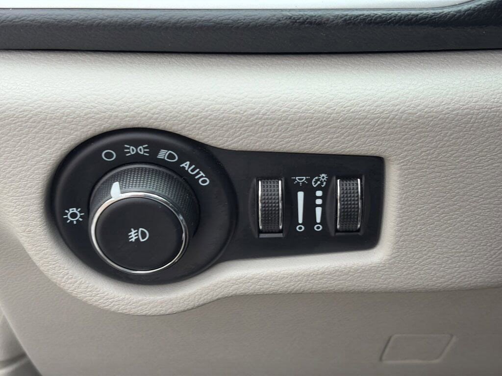 Used 2022 Chrysler Pacifica Touring-L image 24