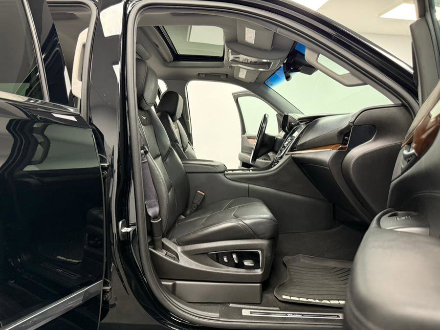 Used 2015 Cadillac Escalade Premium image 32