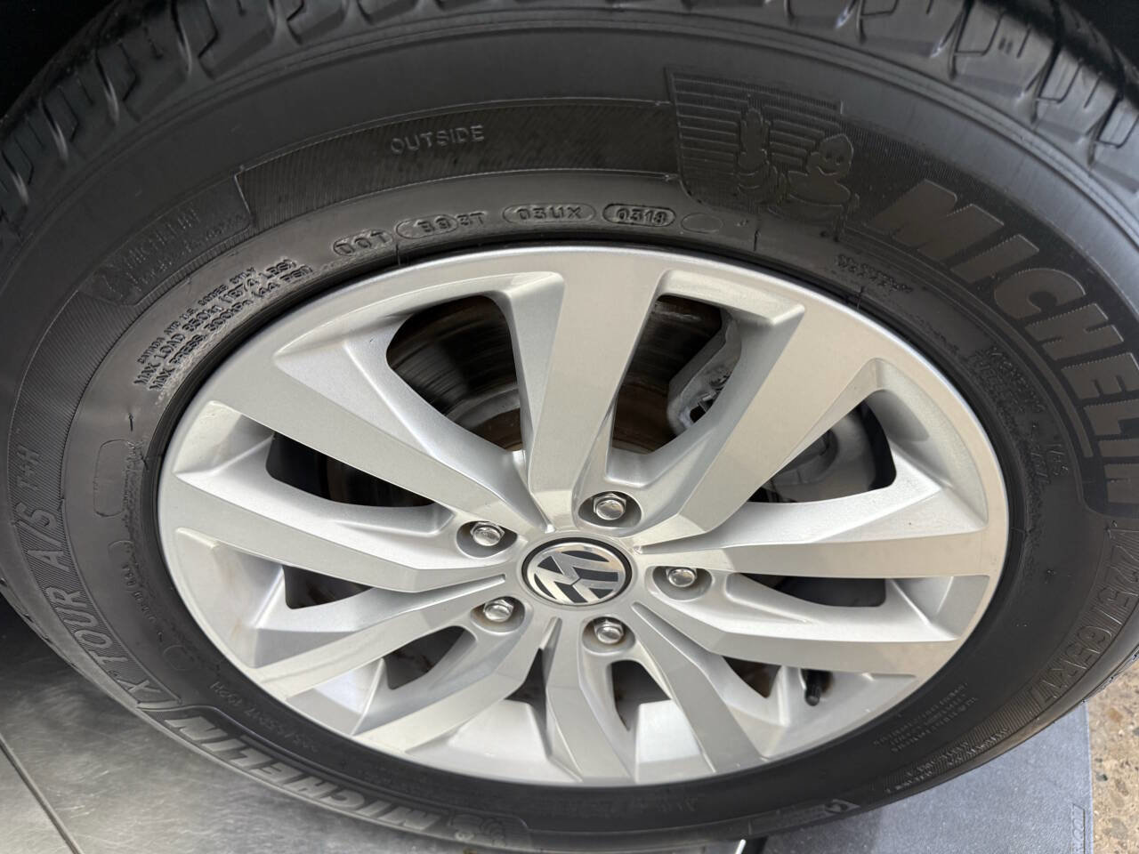 Used 2012 Volkswagen Routan SE FWD image 28