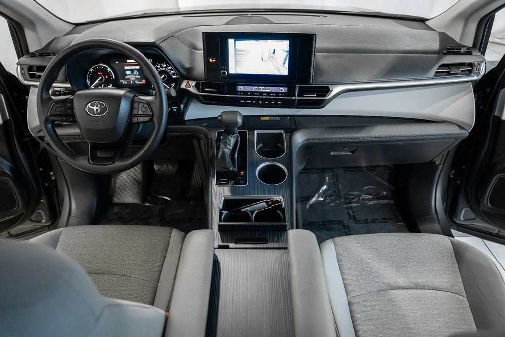 Used 2025 Toyota Sienna LE FWD image 17