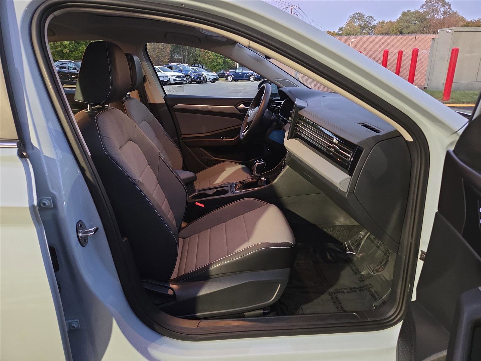 Certified 2025 Volkswagen Jetta SE w/ Sunroof Package image 34