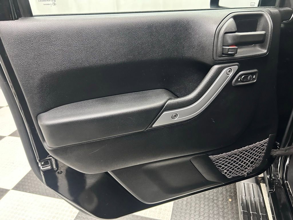 Used 2012 Jeep Wrangler Unlimited Rubicon w/ Connectivity Group image 8