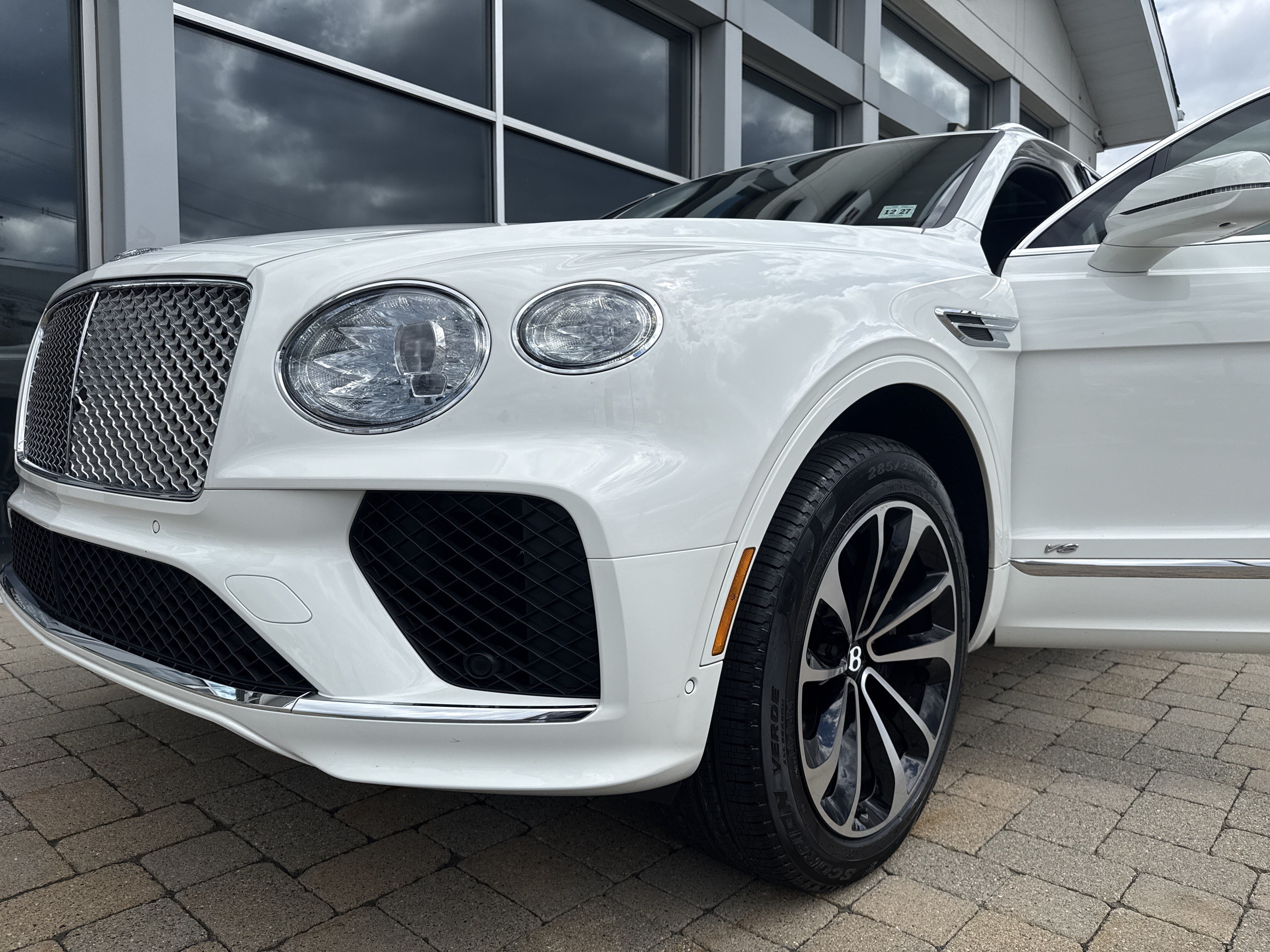 Used 2022 Bentley Bentayga AWD/4WD image 32