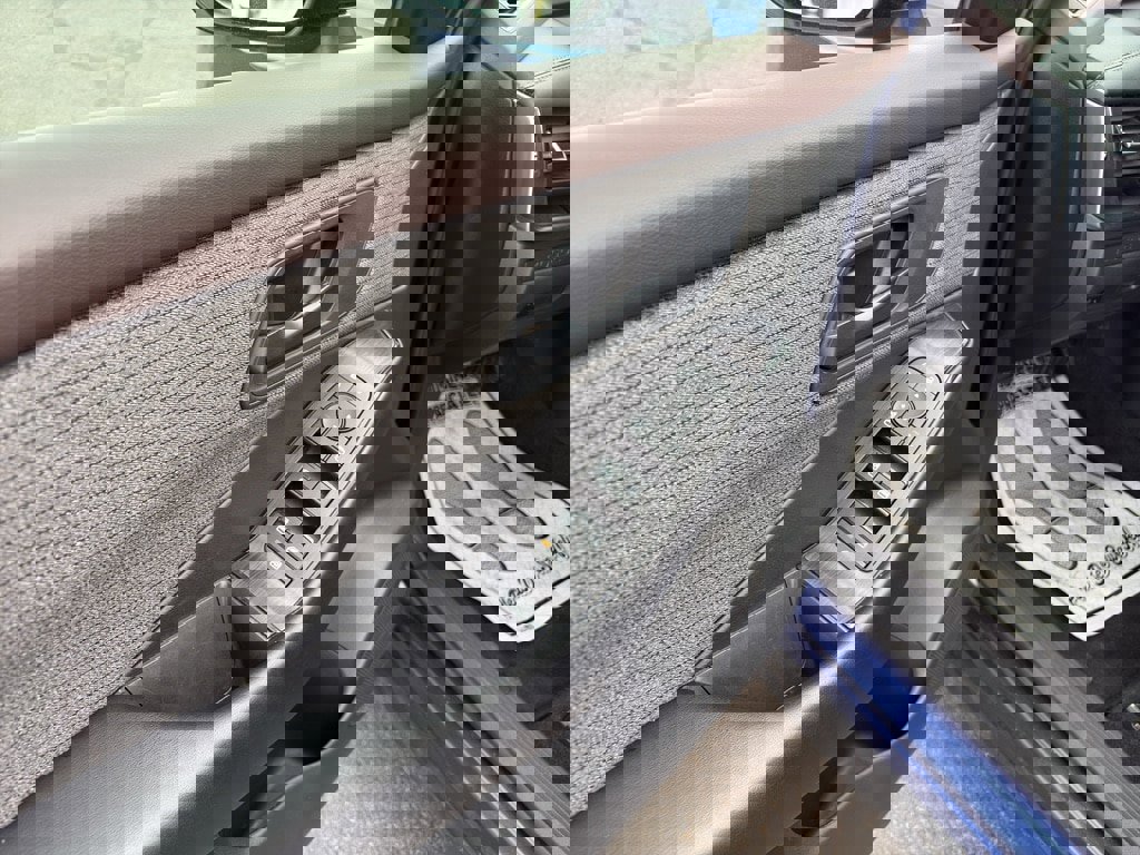 Used 2023 Nissan Rogue S image 9