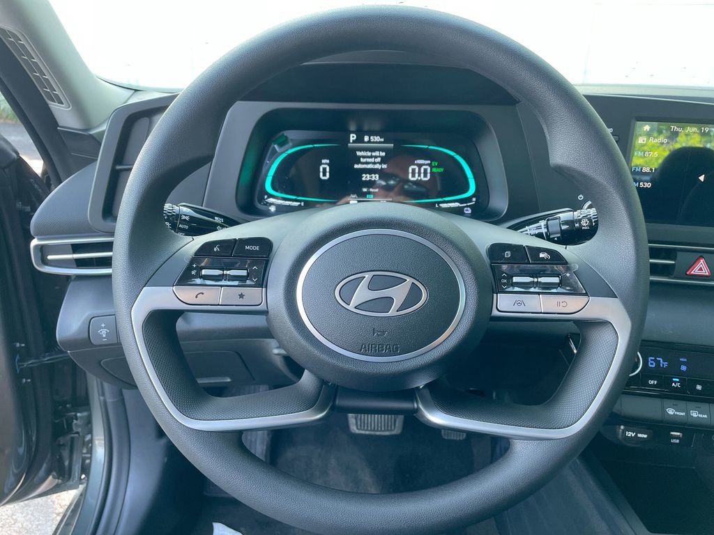 Used 2025 Hyundai Elantra Blue image 40