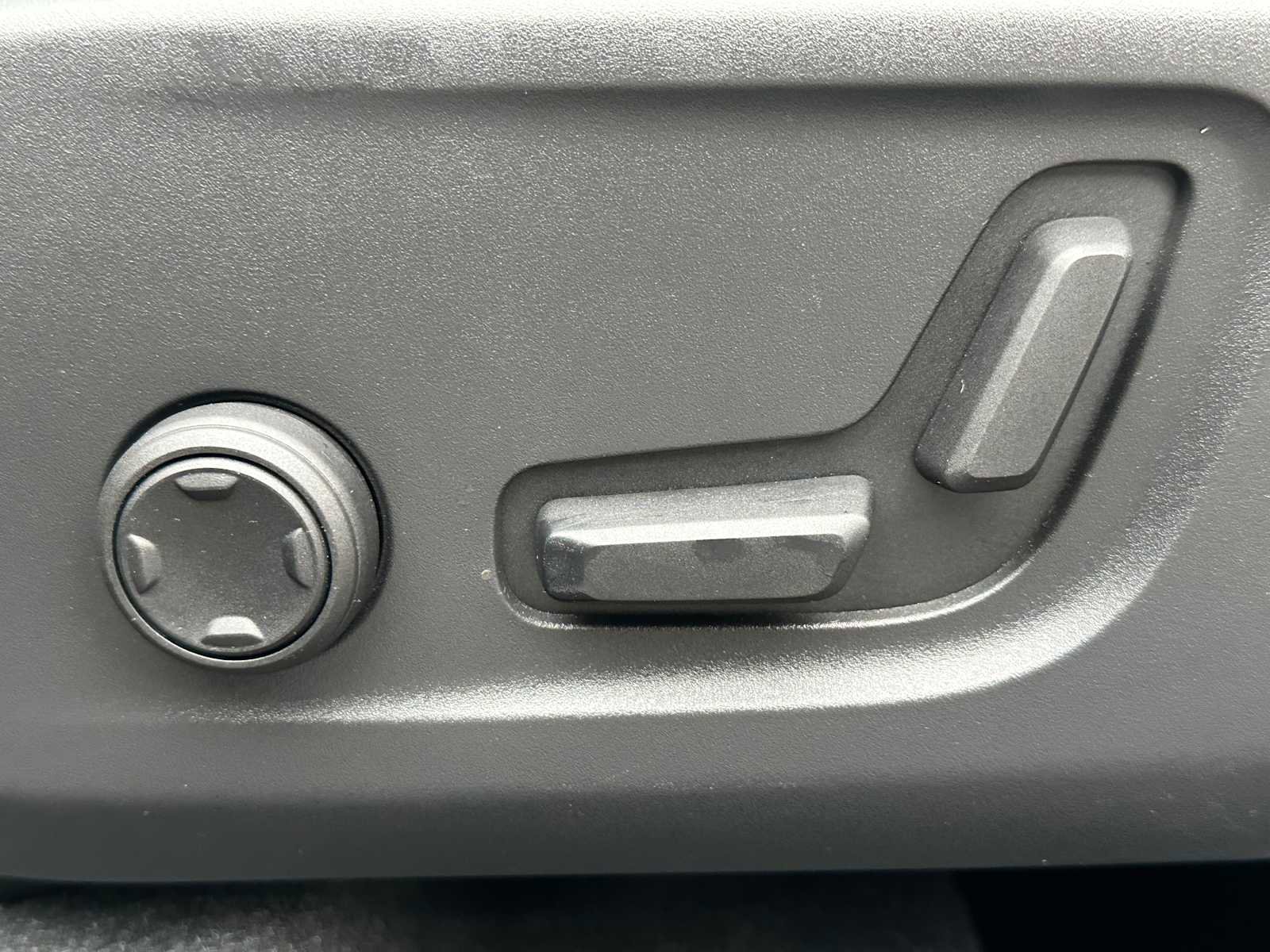 Certified 2023 Volvo XC40 B5 Plus w/ Protection Package Premier image 22