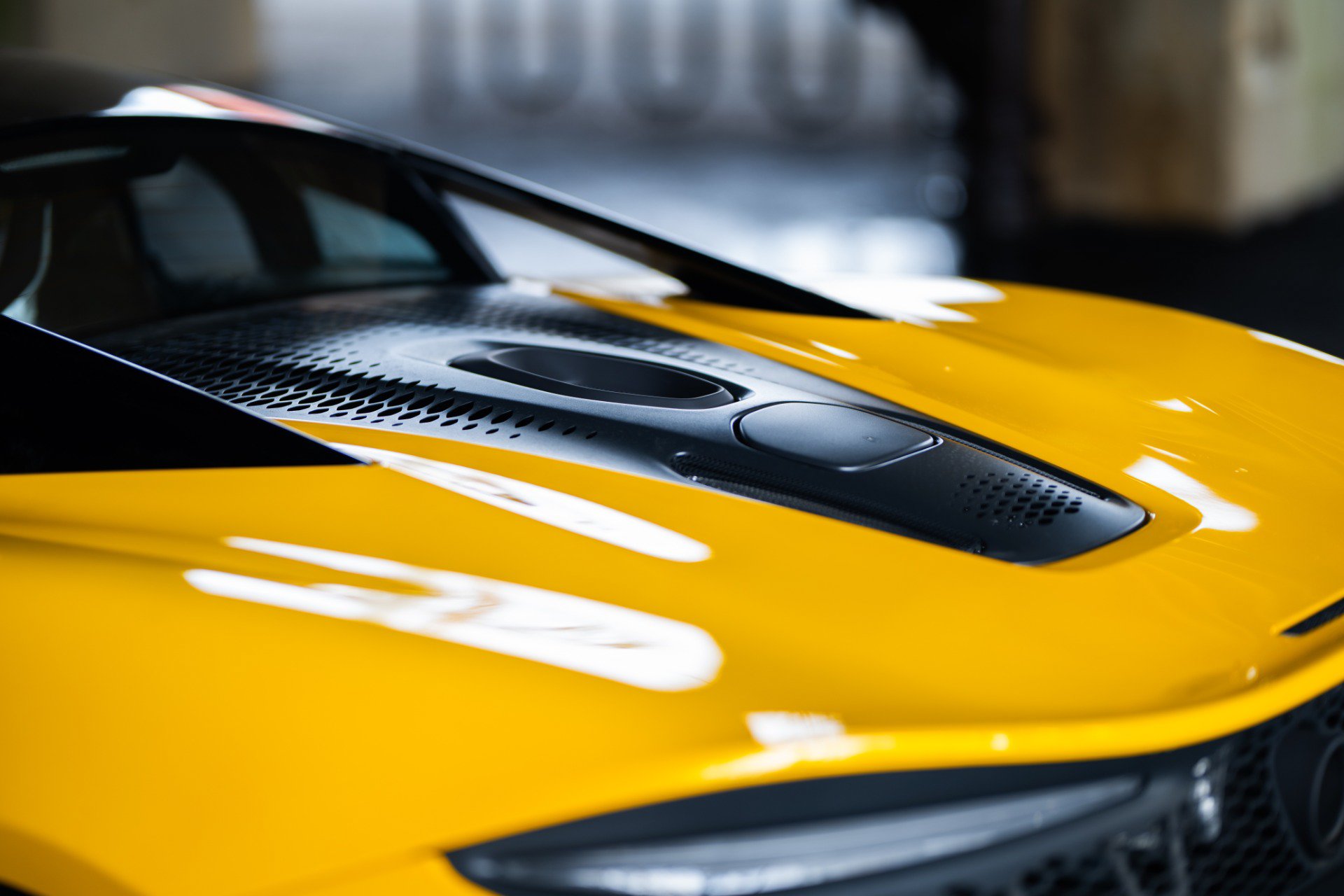 Used 2024 McLaren Artura RWD image 45