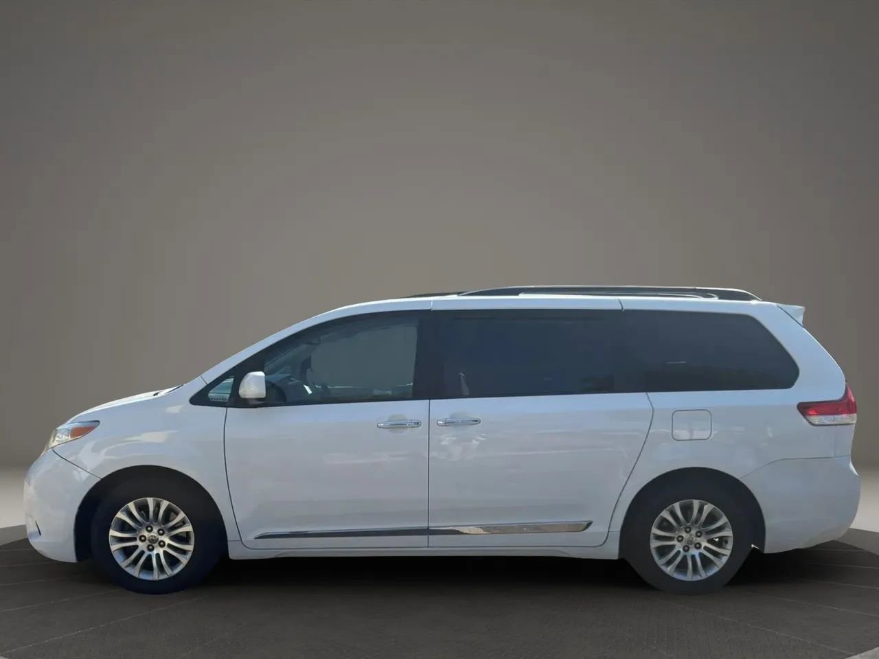Used 2012 Toyota Sienna XLE FWD image 9