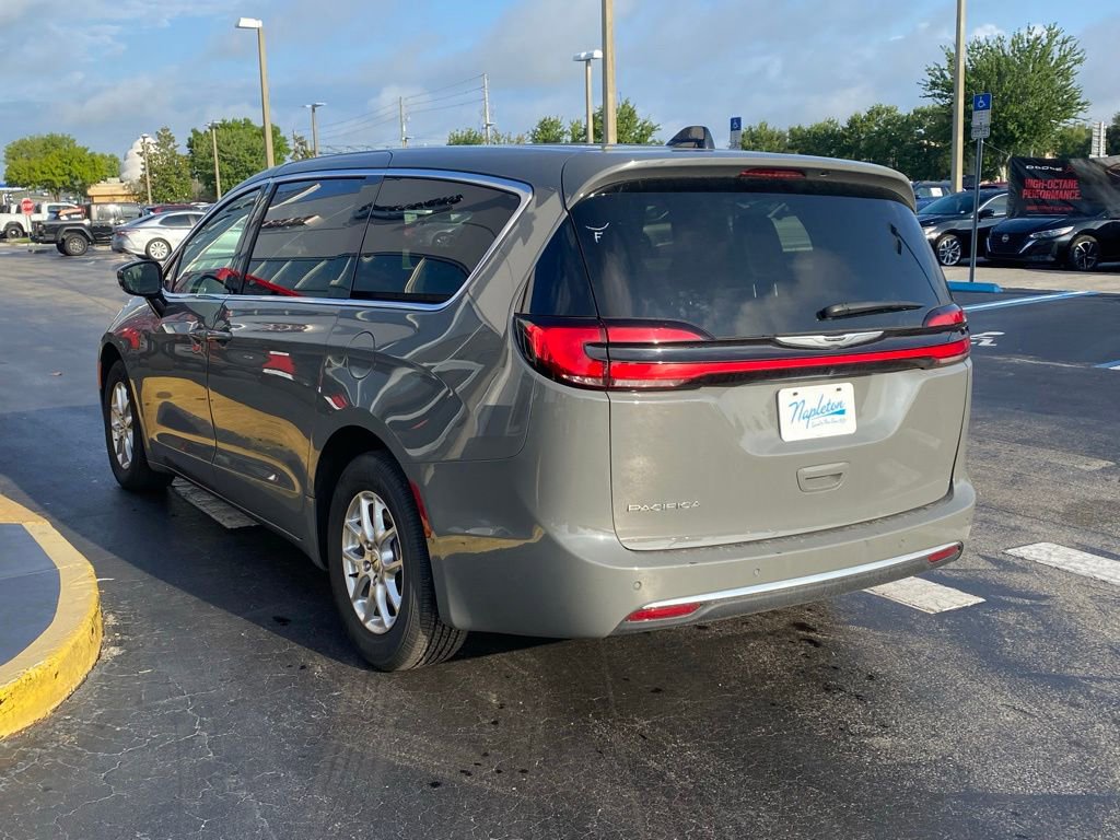 Used 2025 Chrysler Pacifica Select FWD image 7