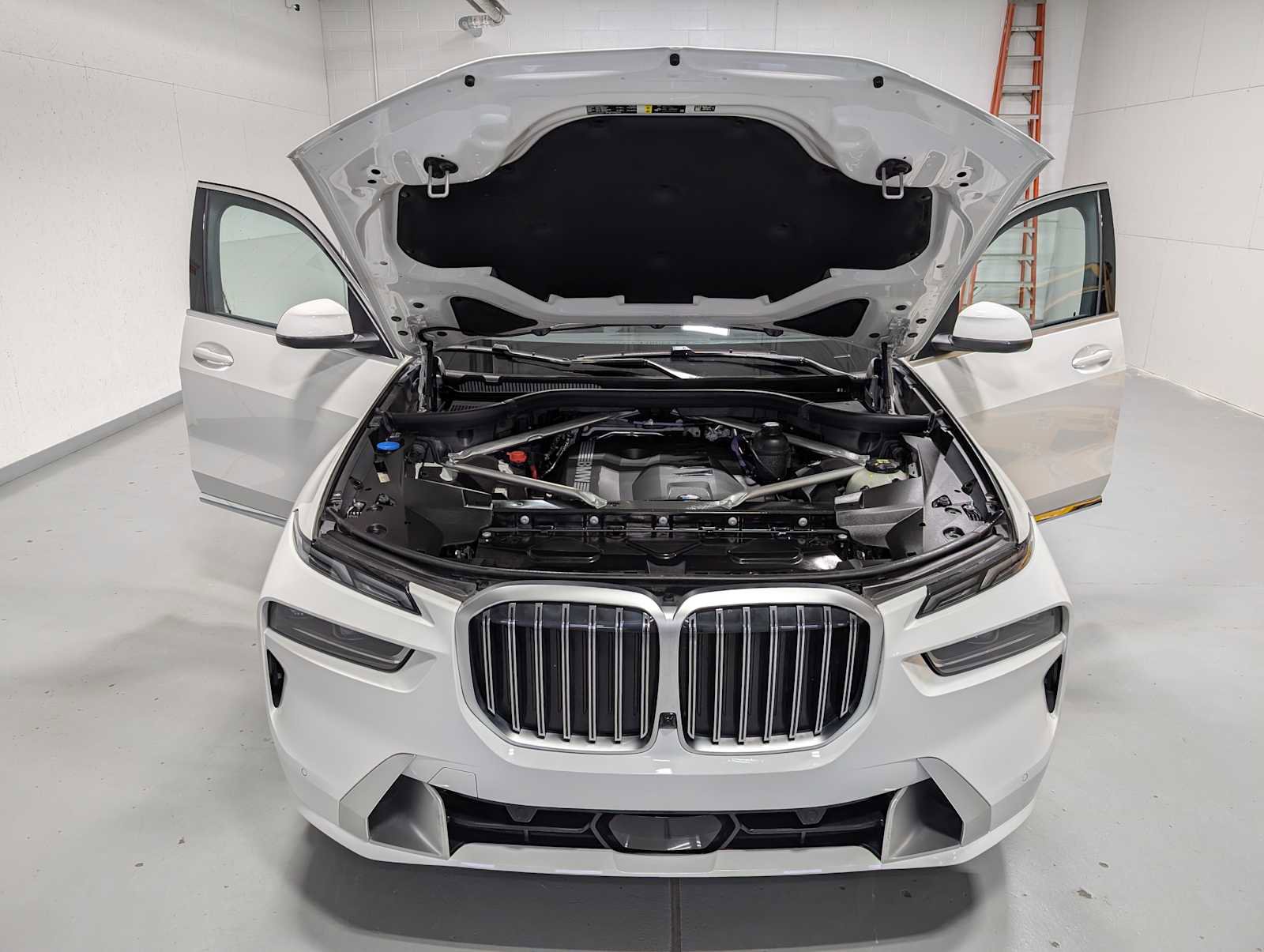 Used 2023 BMW X7 xDrive40i w/ Climate Comfort Package image 12