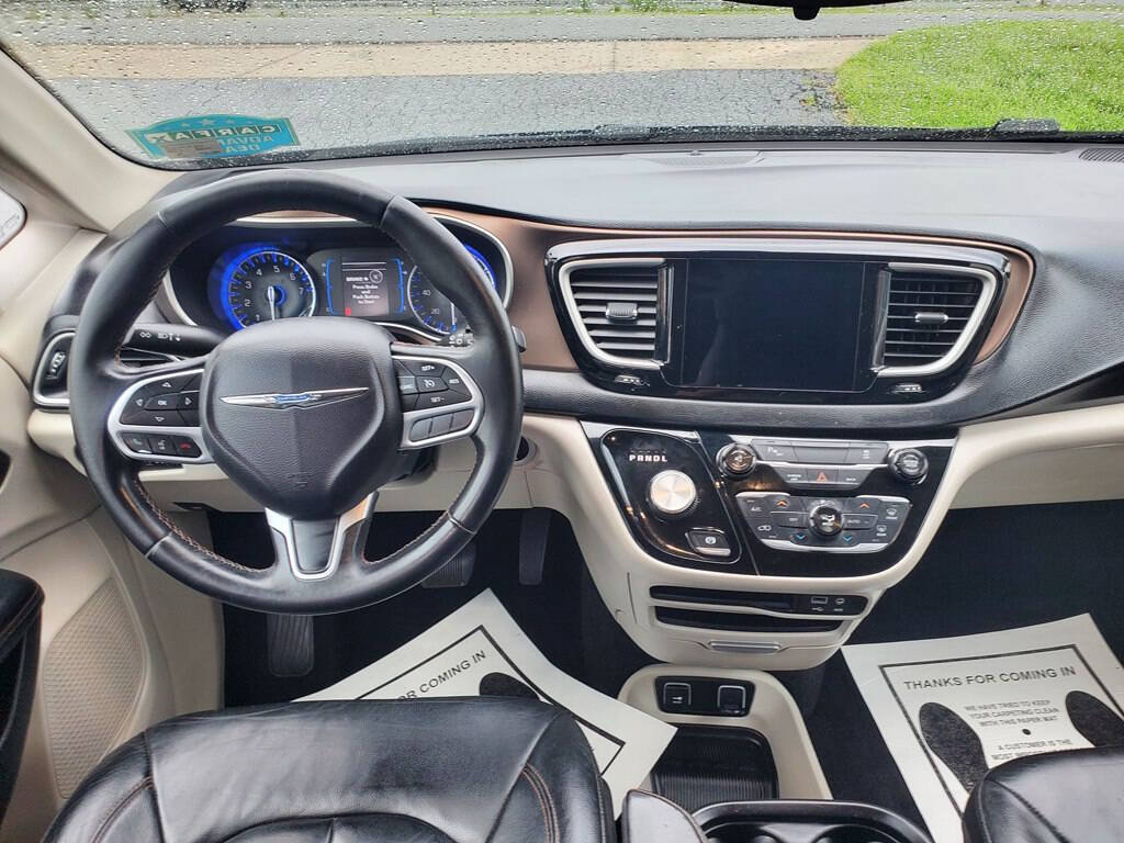 Used 2017 Chrysler Pacifica Touring-L FWD image 13