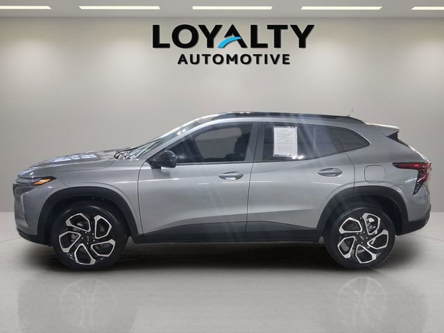 Used 2025 Chevrolet Trax RS w/ Driver Confidence Package FWD image 2