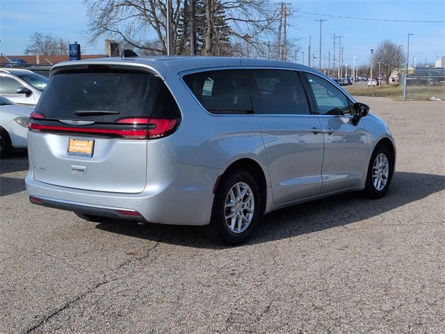 Used 2024 Chrysler Pacifica Touring-L image 5