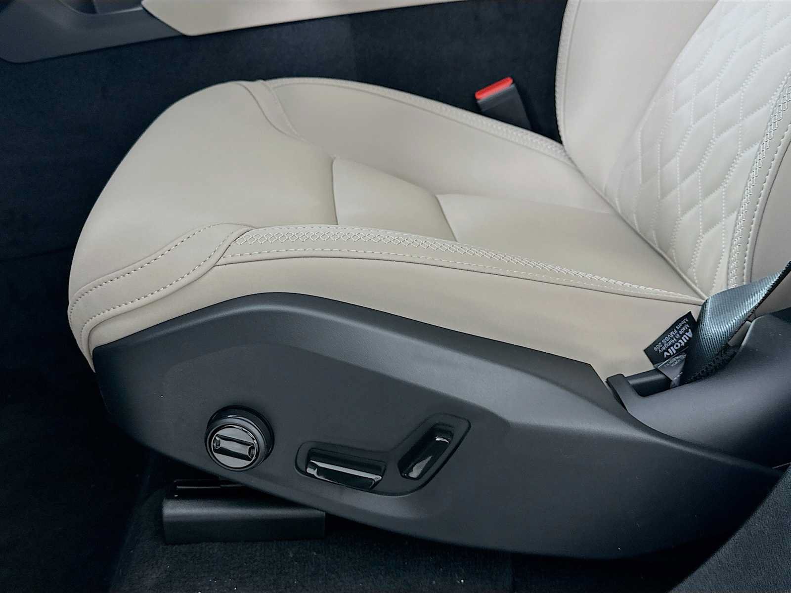 New 2026 Volvo XC90 B5 Plus w/ Protection Package AWD/4WD image 17