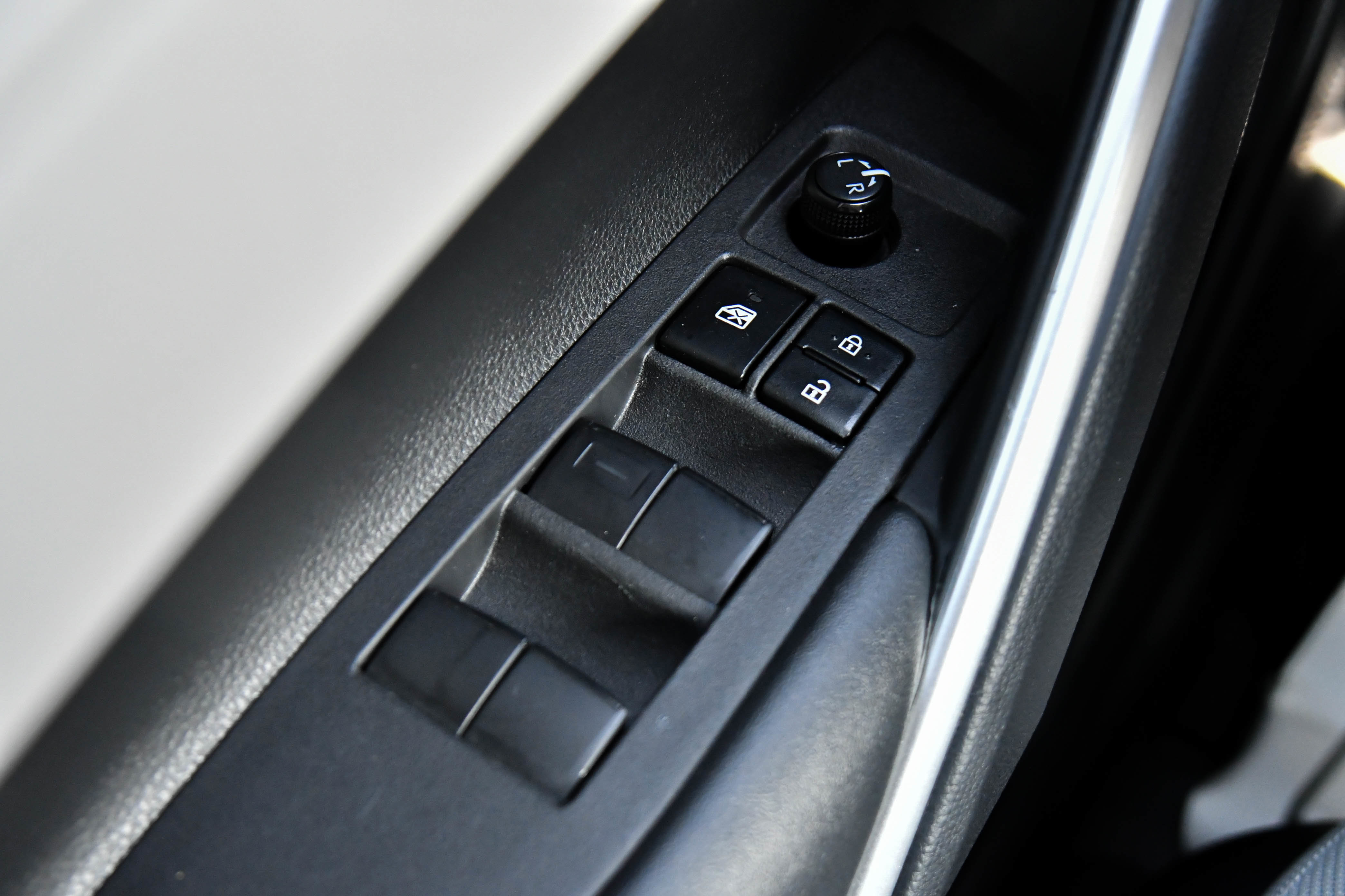 Used 2024 Toyota Corolla Cross L image 32