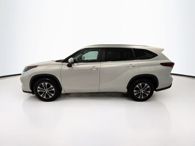 Certified 2025 Toyota Highlander XLE FWD image 4