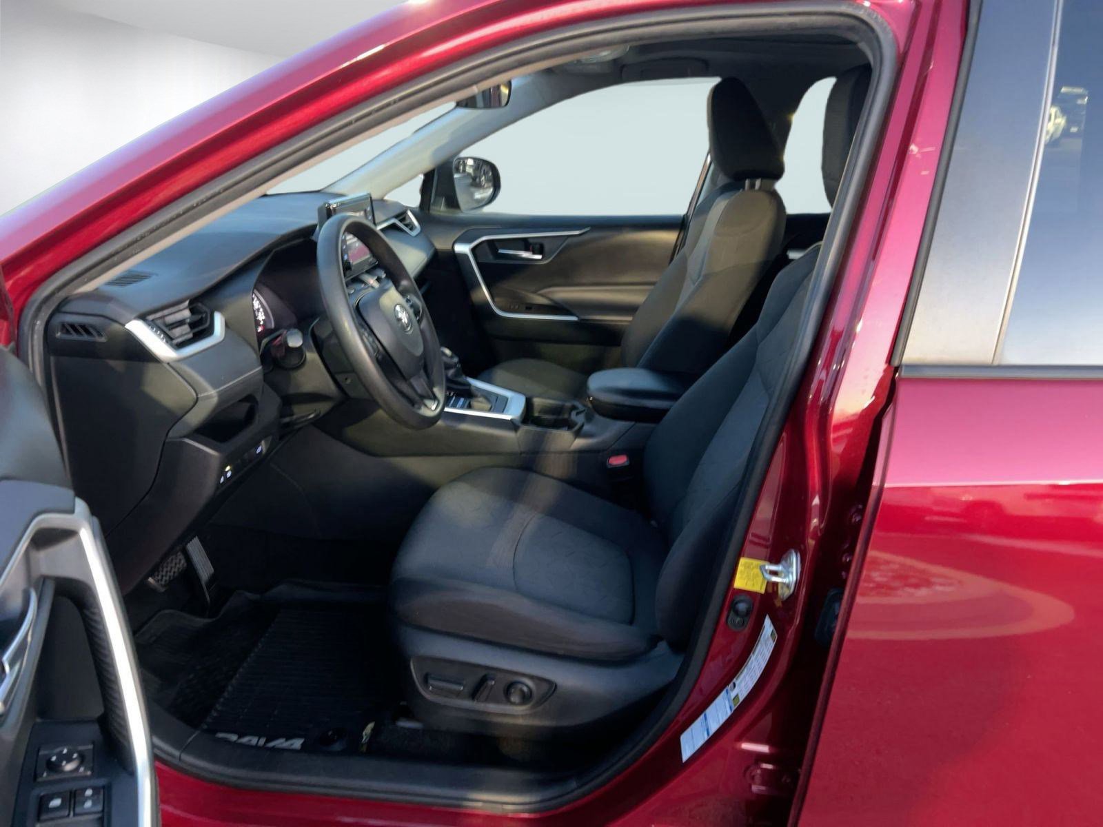 Used 2020 Toyota RAV4 XLE image 5