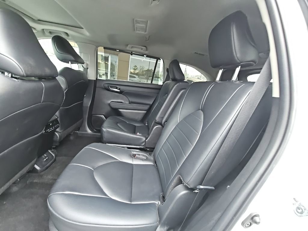 Used 2024 Toyota Highlander XLE image 10