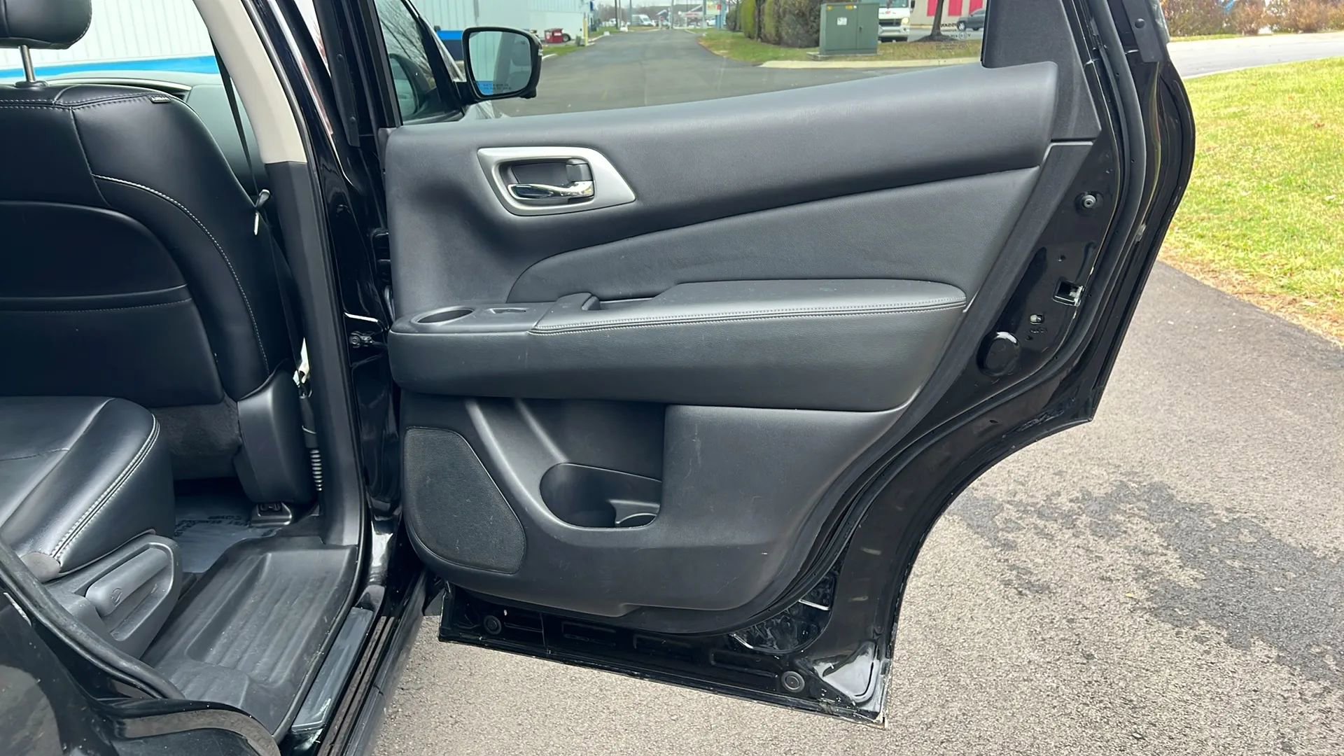 Used 2018 Nissan Pathfinder SL w/ Cargo Package image 17