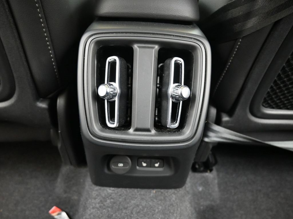 Certified 2025 Volvo XC40 B5 Core image 17