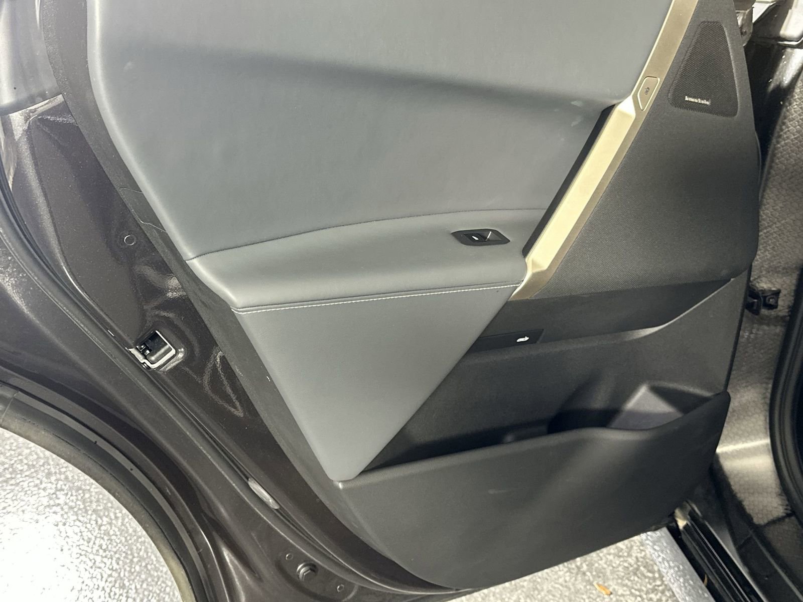 Used 2022 BMW iX xDrive50 w/ Premium Package image 29