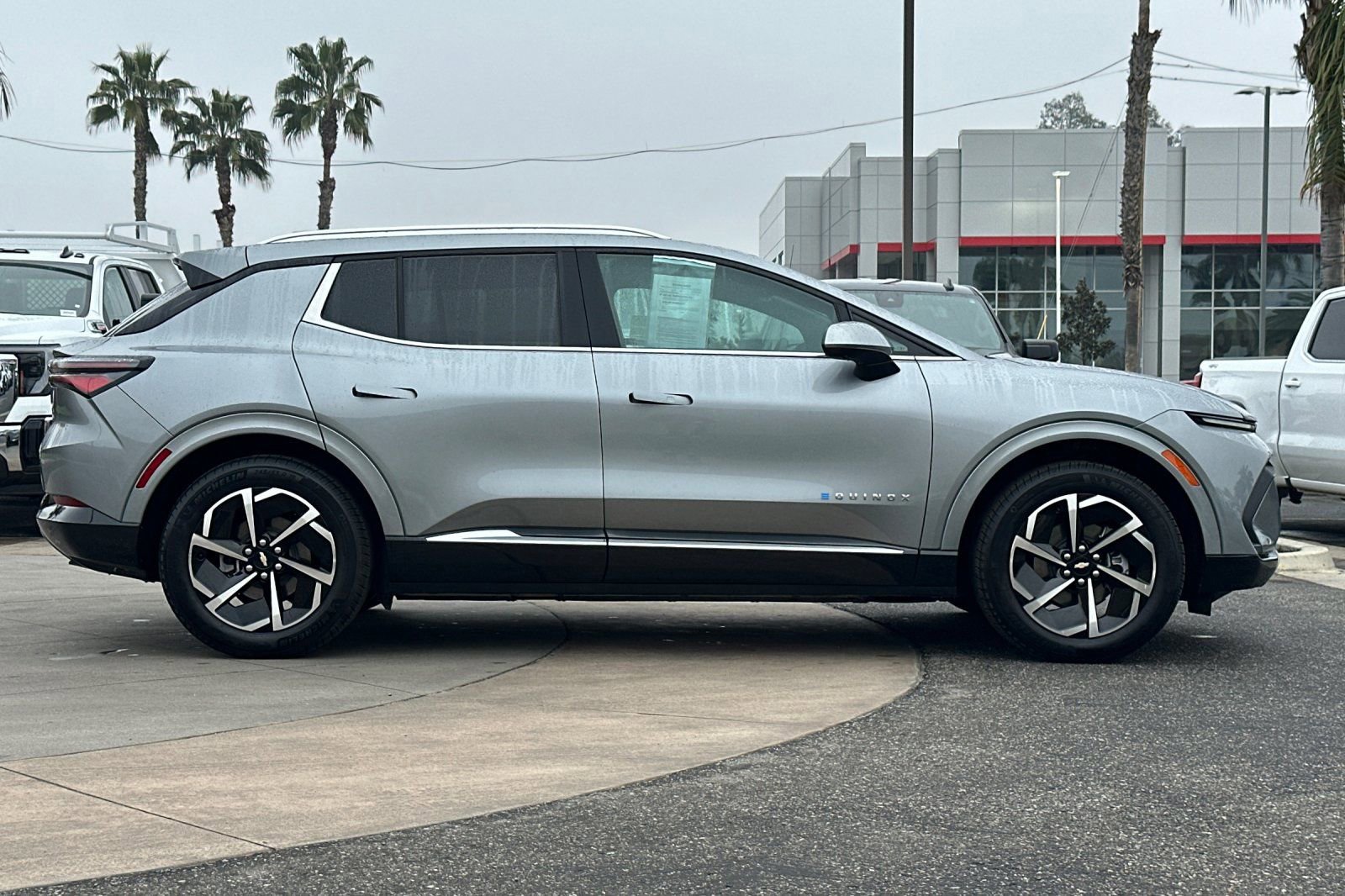 Used 2025 Chevrolet Equinox EV LT w/ Convenience Package image 3