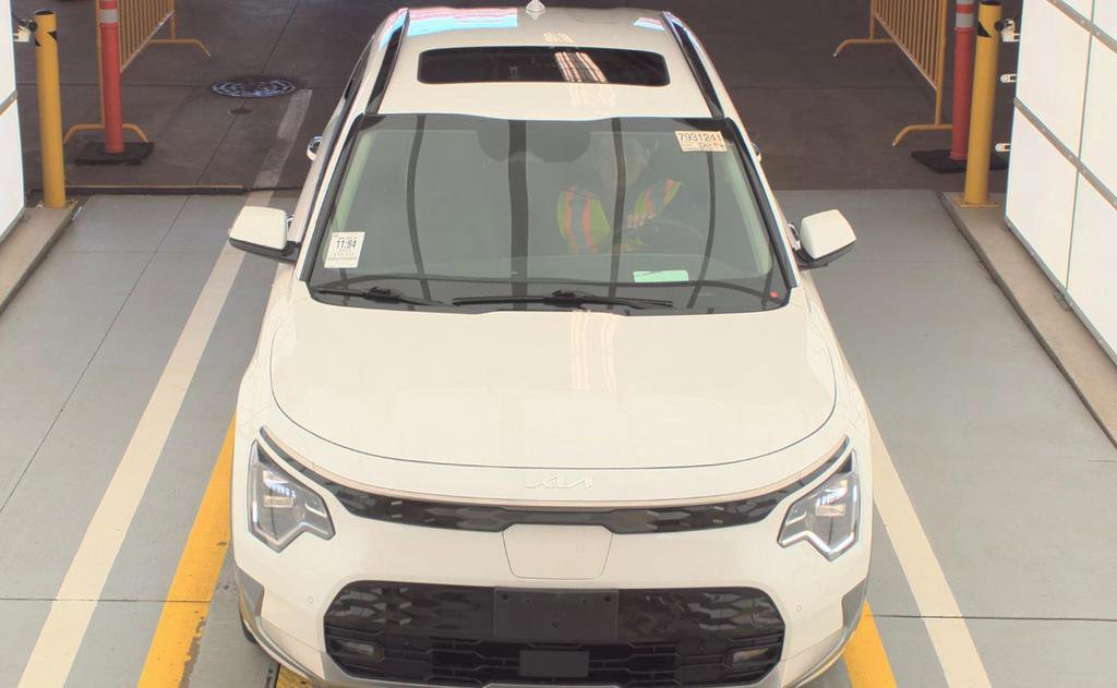 Certified 2023 Kia Niro Wave w/ Wave Preserve Package FWD image 2