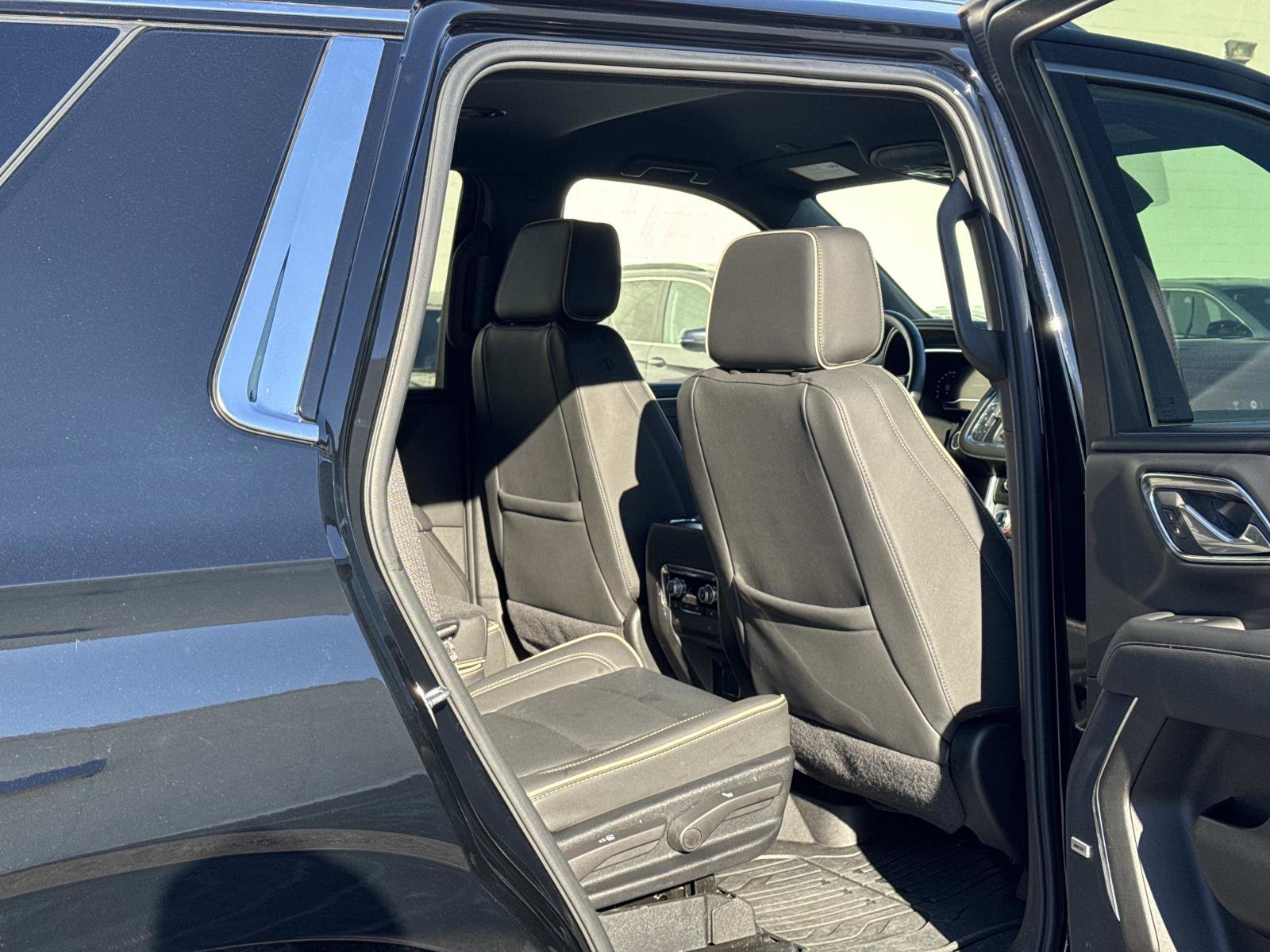 Used 2024 GMC Yukon SLT w/ SLT Luxury Package image 15