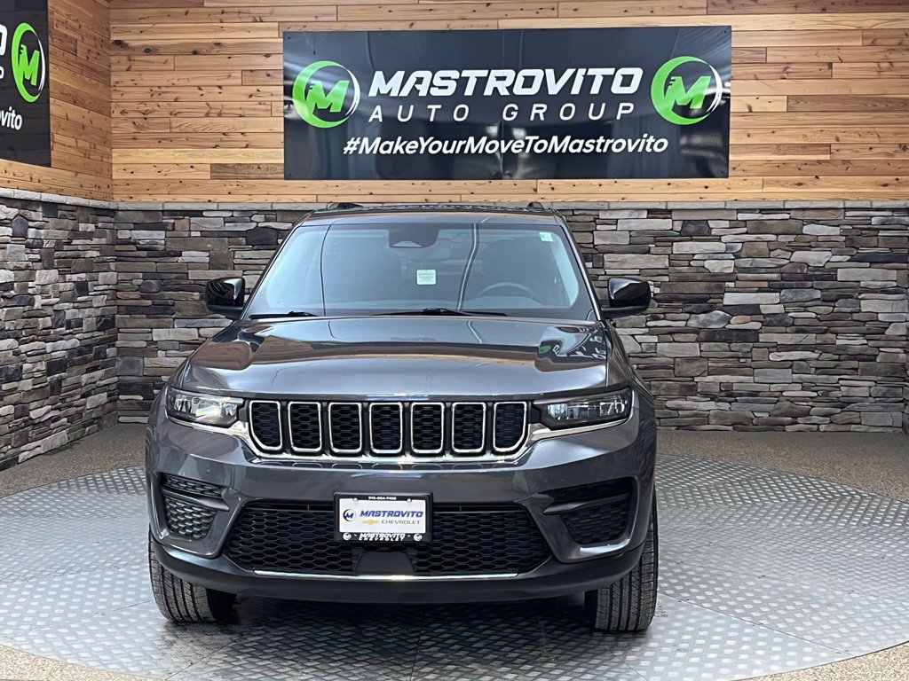 Used 2023 Jeep Grand Cherokee Laredo w/ Luxury Tech Group I AWD/4WD image 4