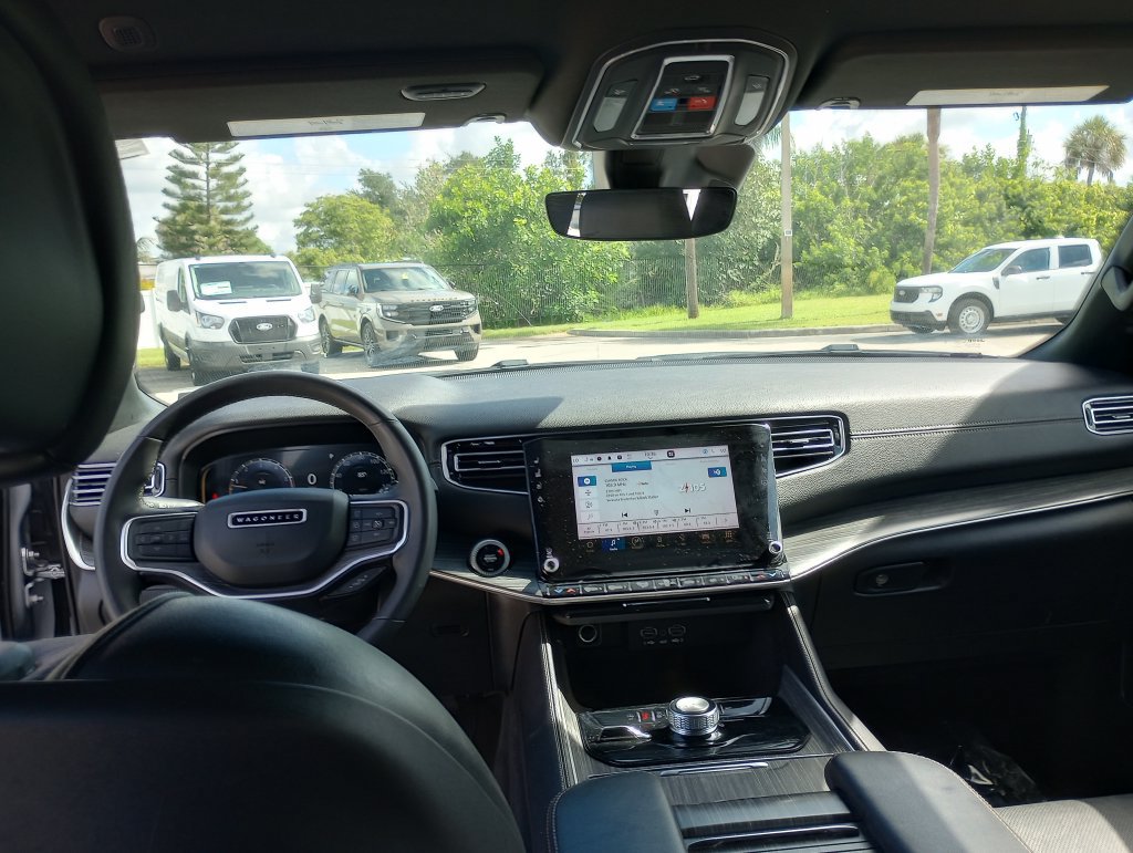 Used 2024 Jeep Wagoneer L Series II AWD/4WD image 18