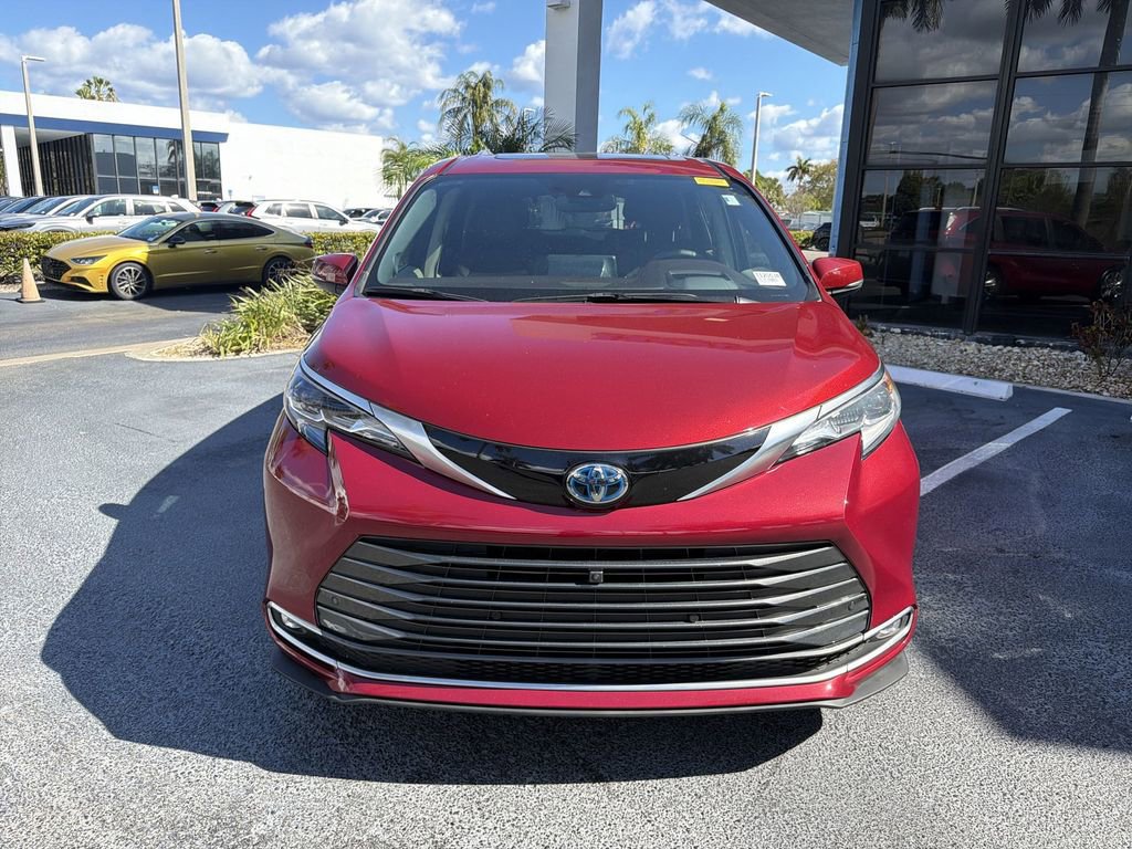 Used 2024 Toyota Sienna Platinum image 3
