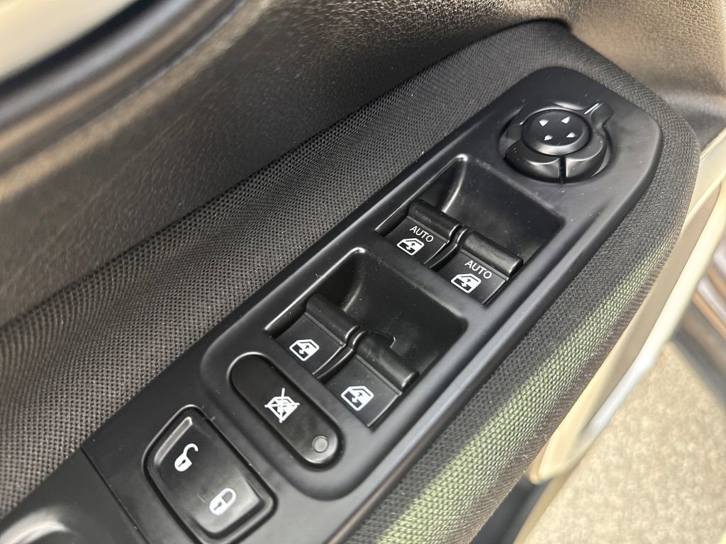 Used 2019 Jeep Renegade Latitude w/ Popular Equipment Group image 18