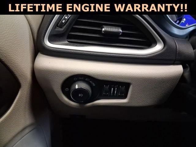 Used 2024 Chrysler Pacifica Touring-L image 18