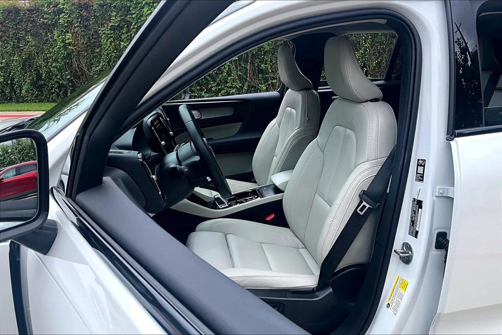 Certified 2026 Volvo XC40 B5 Plus AWD/4WD image 34