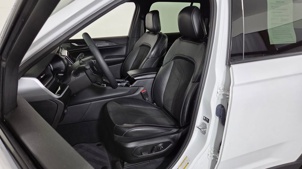 Used 2023 Jeep Grand Cherokee Altitude image 15