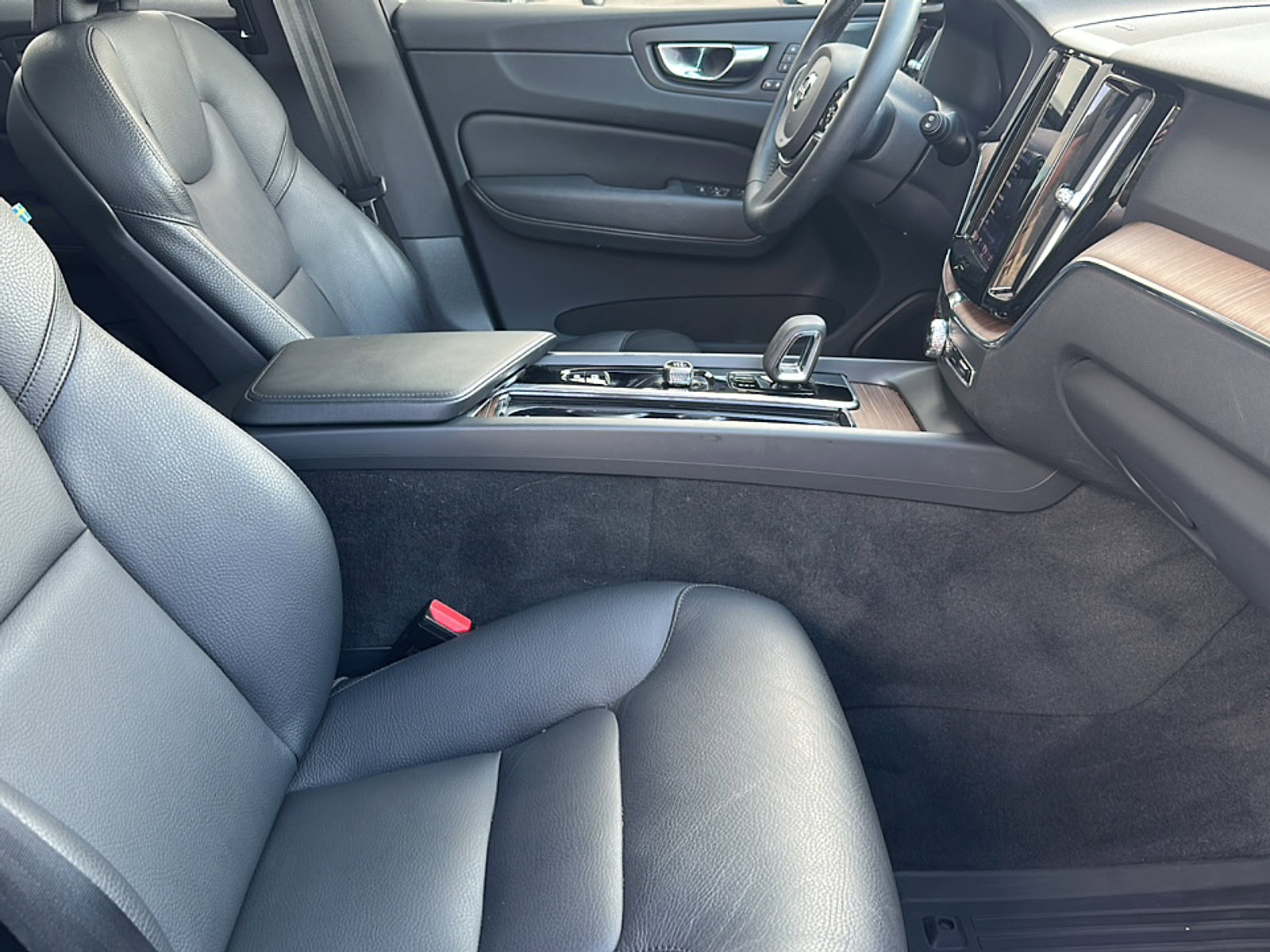 Used 2023 Volvo XC60 B5 Plus w/ Climate Package image 23