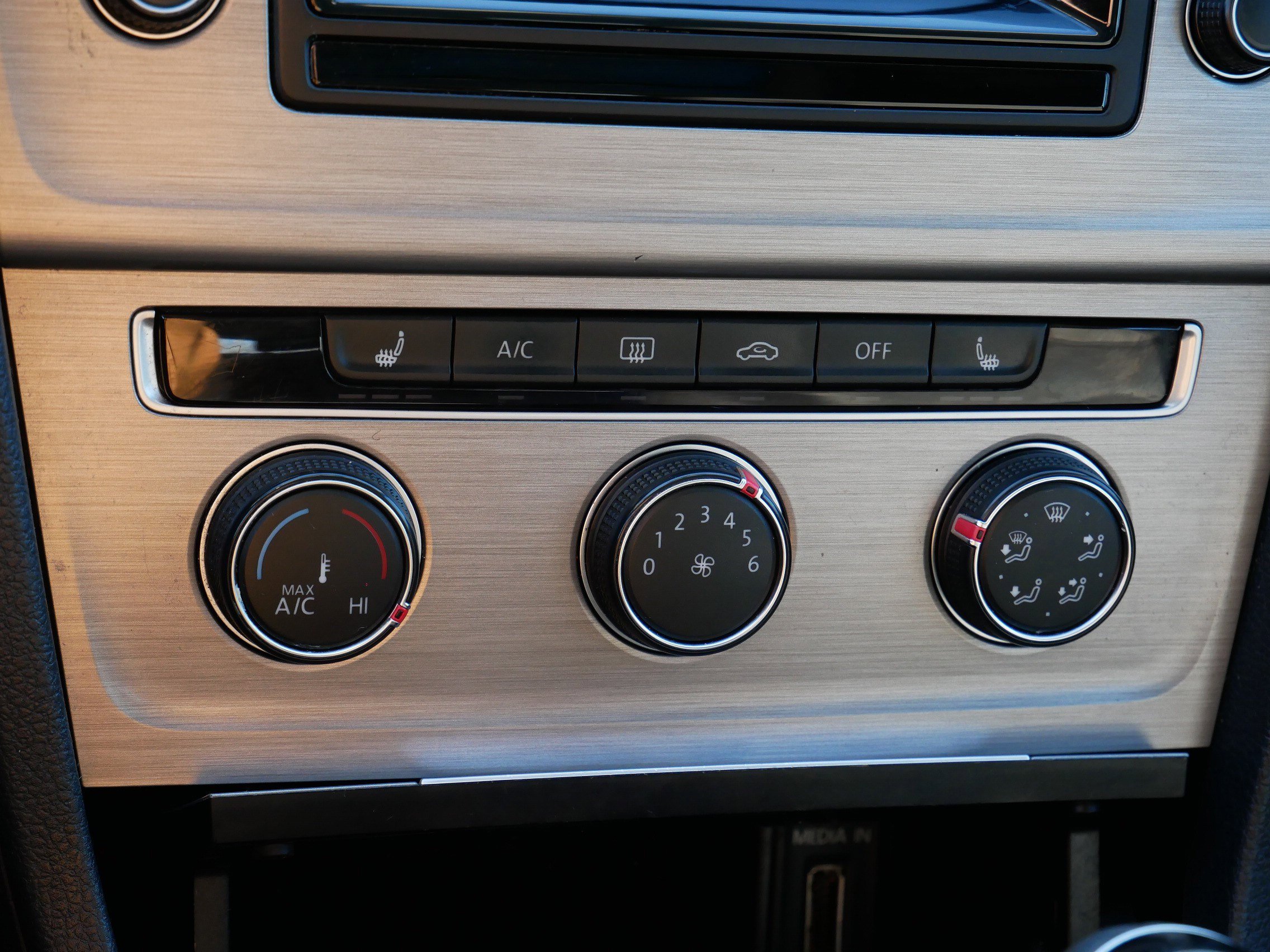 Used 2015 Volkswagen Golf TDI SE image 23