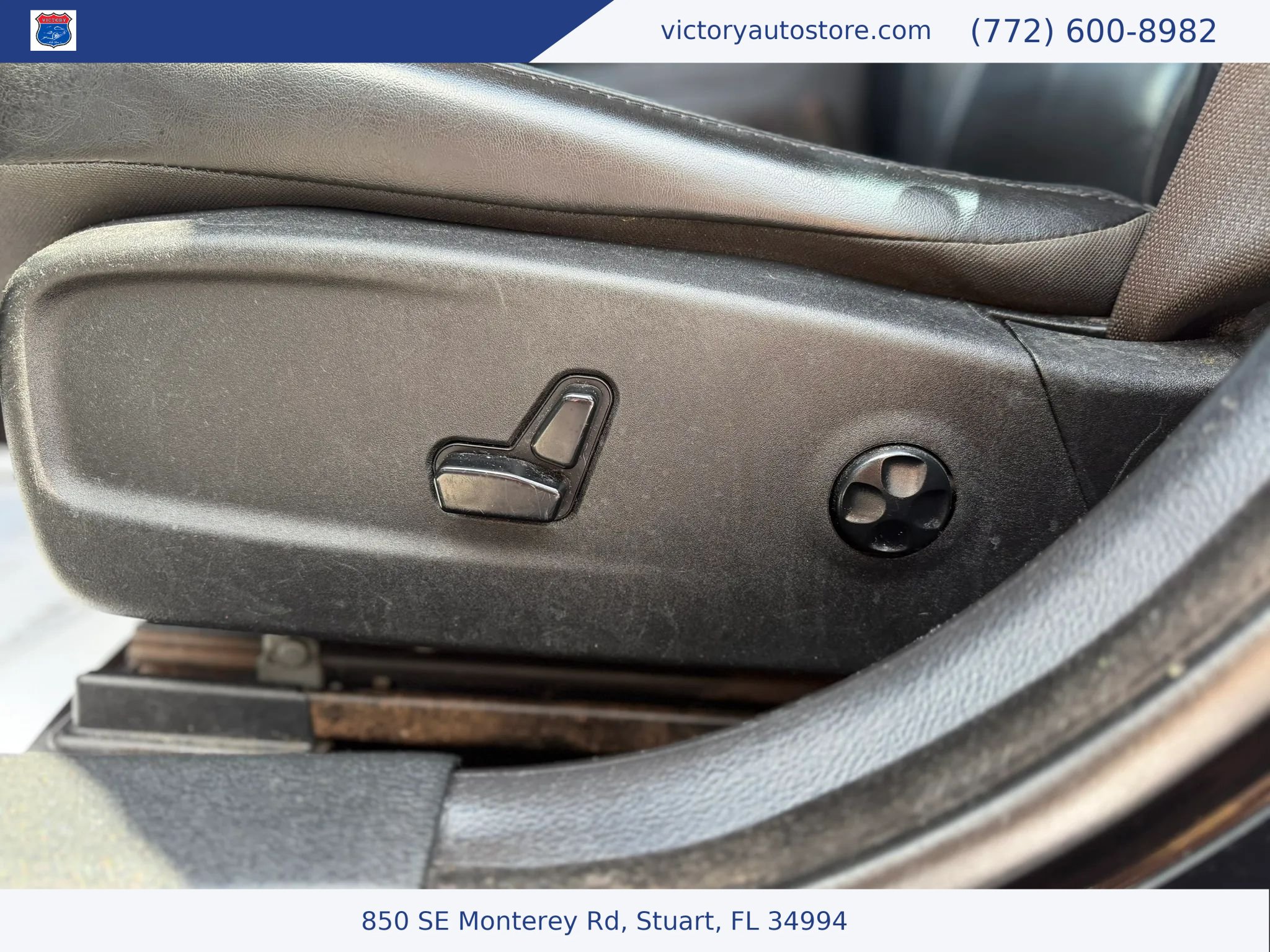 Used 2017 Chrysler 300 Limited AWD/4WD image 18