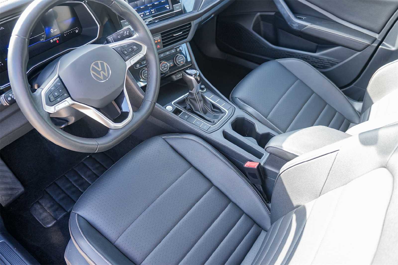 Used 2024 Volkswagen Jetta SE image 2