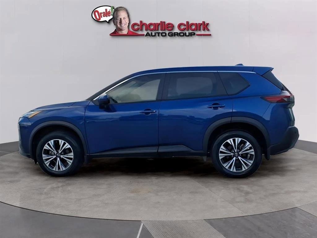 Used 2023 Nissan Rogue SV image 2