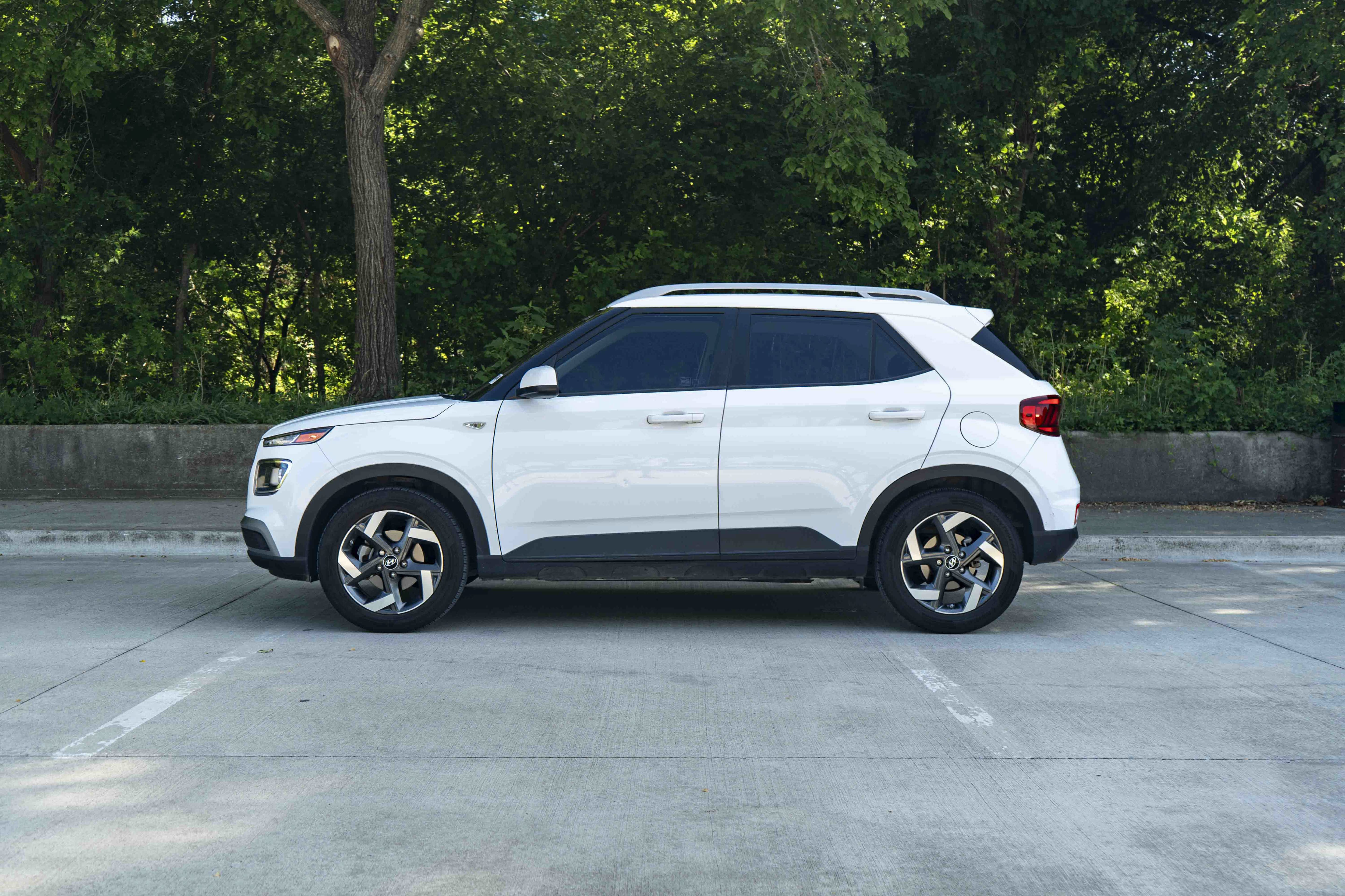 Used 2021 Hyundai Venue SEL FWD image 6