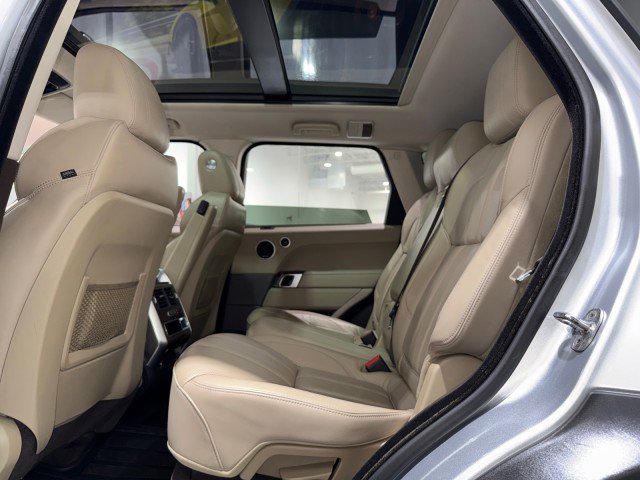 Used 2016 Land Rover Range Rover Sport HSE image 11