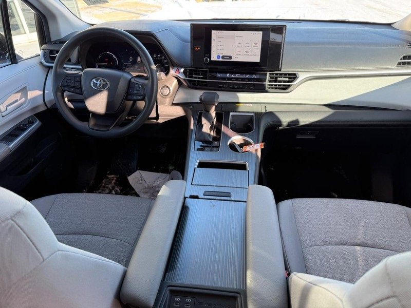 Used 2025 Toyota Sienna LE image 14
